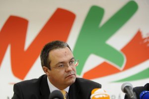 Maďarský veľvyslanec odovzdal dekréty, hneď odišiel do centrály SMK