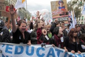 Učitelia vo Francúzsku protestujú proti prepúšťaniu