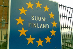 Fínsky parlament tesnou väčšinou schválil euroval