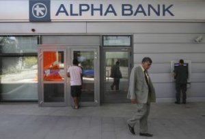 Grécko: Muž ukradol z banky milión eur, úradníkov zavrel do trezora