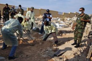 Líbya: Povstalci objavili masové hroby s takmer tisíc mŕtvymi